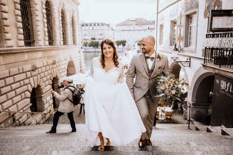 Brautpaar kommt die Rathaustreppe hoch-Hochzeitsfotograf Luzern.jpeg