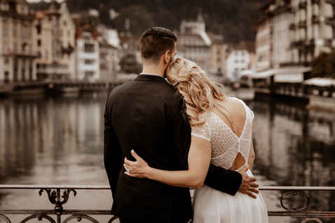 Brautpaar auf Brücke in Luzern-Hochzeitsfotograf Schweiz.jpeg