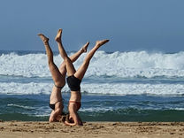 Kopfstand am Meer