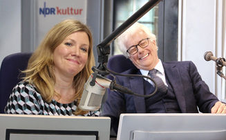 Moderatorin Eva Schramm im Gespräch mit dem britischen Schriftsteller Ken Follet im Studio von NDR Kultur