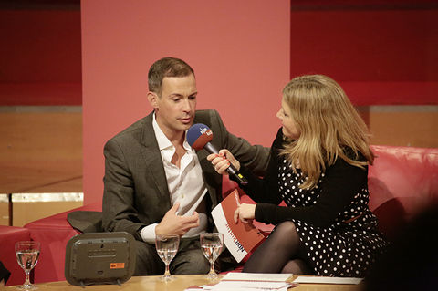 Moderatorin und Kulturjournalistin Eva Schramm im Gespräch mit dem Sänger Tim Fischer.