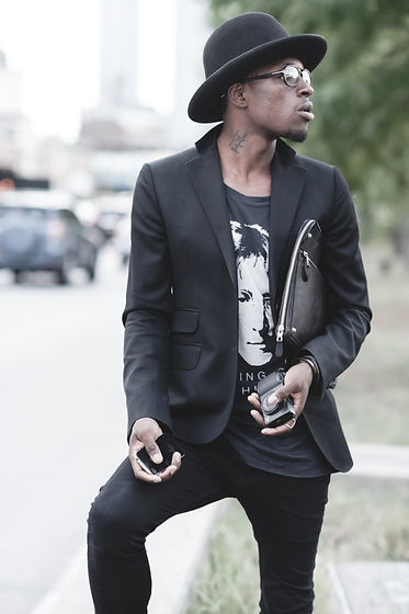 un homme black avec beacoup de style