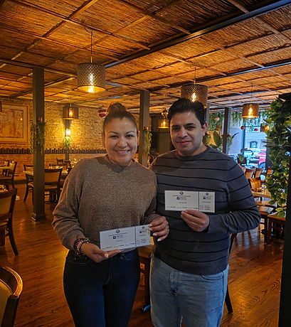 Certificación de manipulador de alimentos completada en Chicago por personal de restaurante capacitado después de aprobar un curso de seguridad alimentaria.