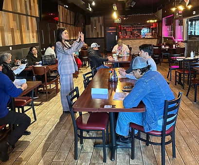 Sesión de capacitación para la certificación de gerente de seguridad alimentaria en Chicago con un instructor que imparte formación al equipo del restaurante.
