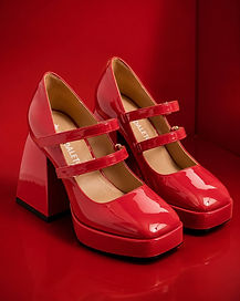 Création visuelle premium pour chaussures à talons rouges.