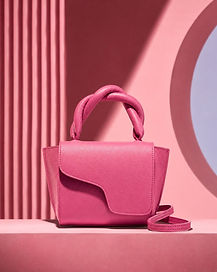 Création visuelle premium pour sacs à mains rose bonbons.
