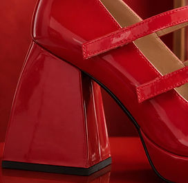 Création visuelle premium pour chaussures rouges vue de près.