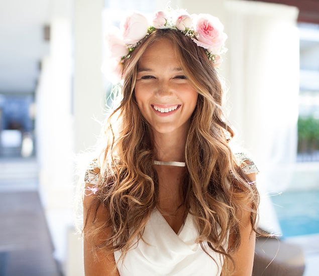 Hermosa novia sonriendo feliz
