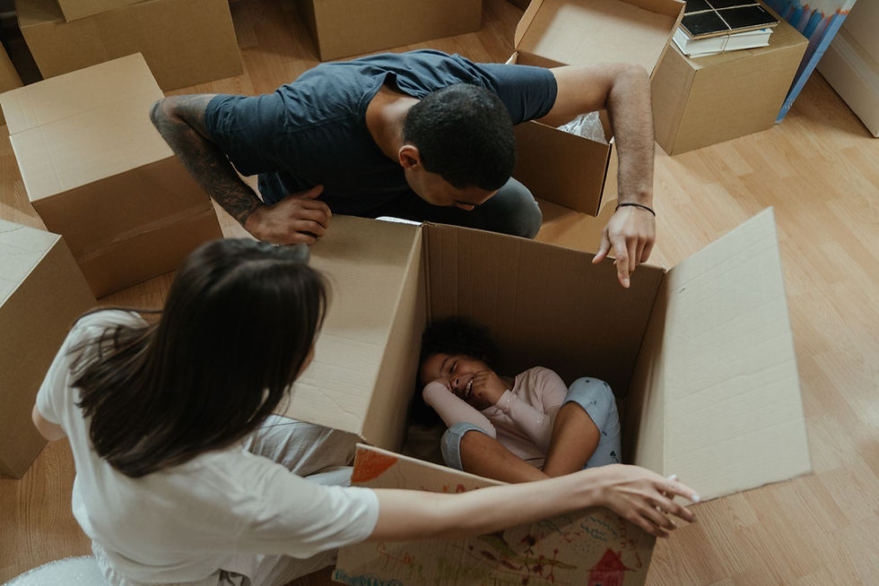 Familia con niños desempacando cajas de mudanza en su nueva casa en León, Guanajuato