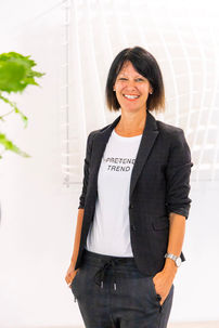 Lächelnde Frau in Blazer, "Unstoppable Friend" Shirt, Stoerkle
