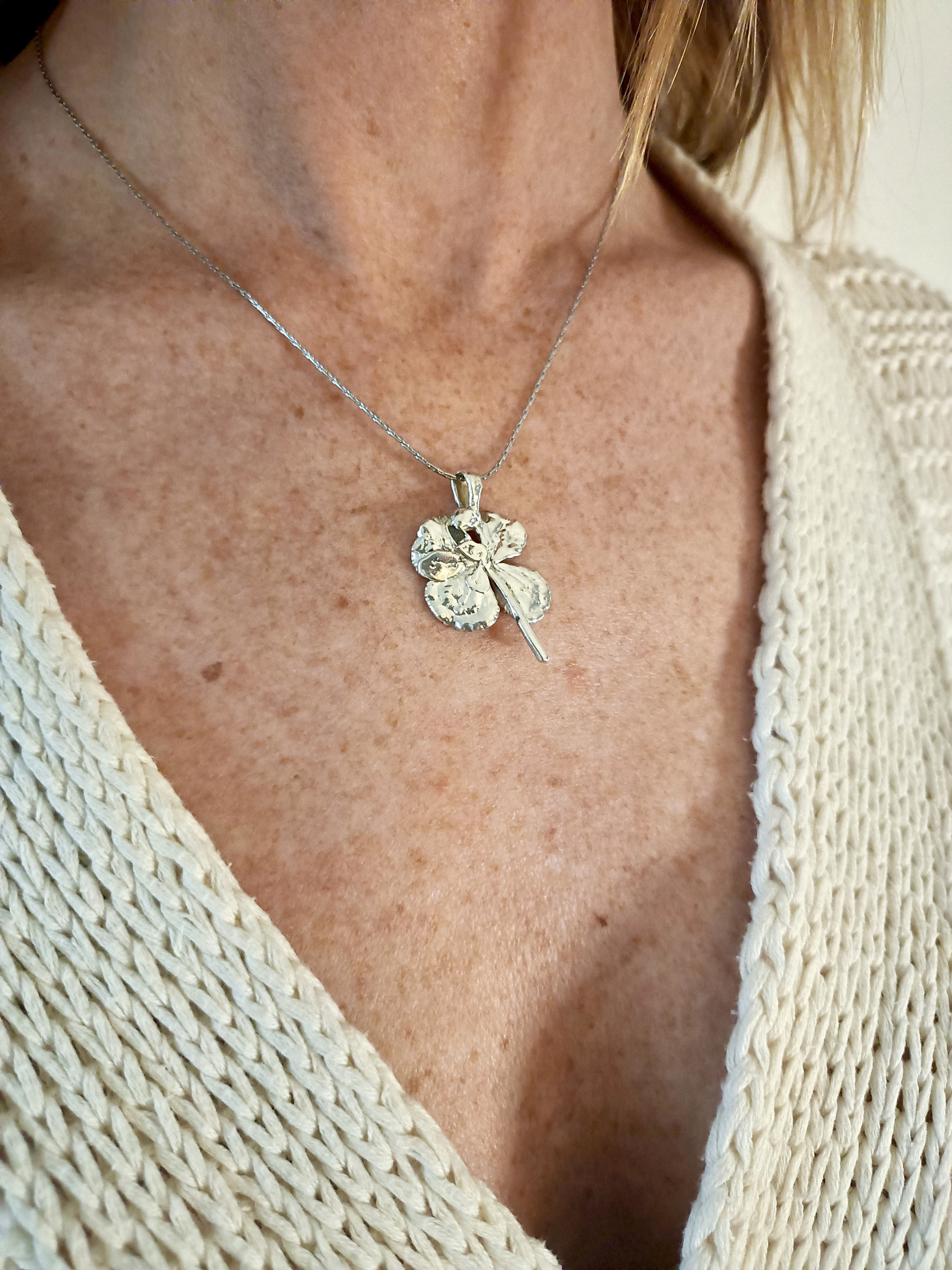 Écht klavertje vier hanger - .999 fijn verzilverd, brengt écht geluk