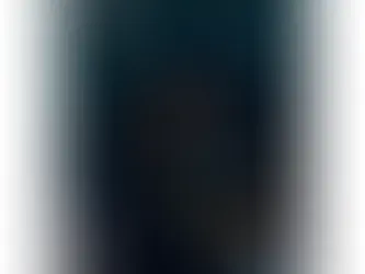 Man in center with crown surrounded by people, viewed from above. Dark hues dominate. Text: "Henry V" and cast details. Moody scene.