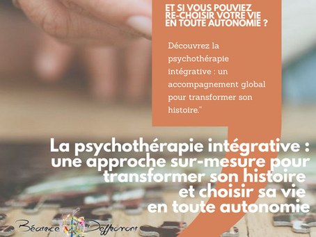 Image illustrant la psychothérapie intégrative avec une main tenant une pièce de puzzle symbolisant la reconstruction et la compréhension de son histoire
