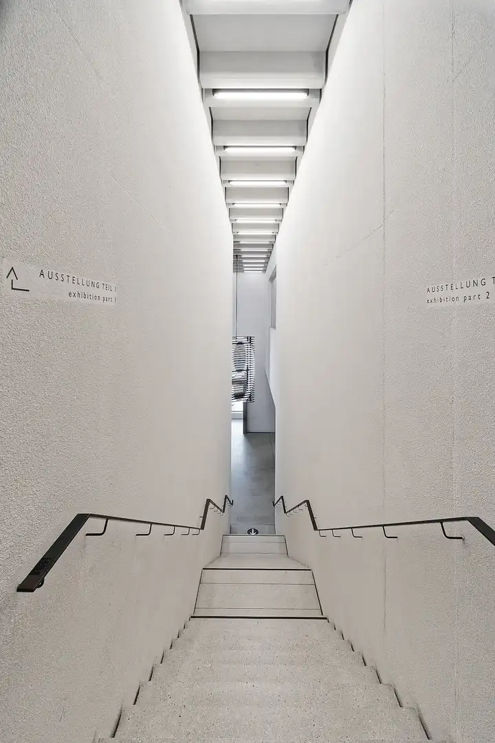 Designreise · Architektur · Ein lichtdurchfluteter Gang