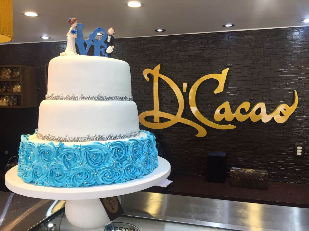 Torta de matrimonio Red Velvet de D'Cacao, decorada elegantemente para bodas en Bucaramanga