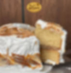 Eye-level view de vitrina con tortas artesanales variadas