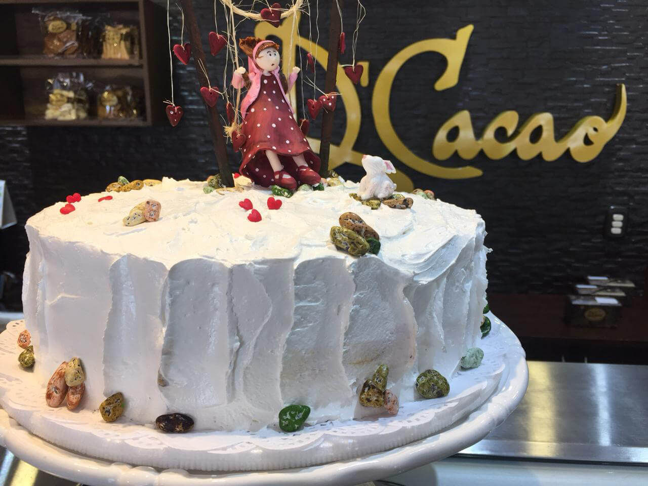 Torta Red Velvet para cumpleaños elaborada por D'Cacao en Bucaramanga, decorada con glaseado y detalles festivos