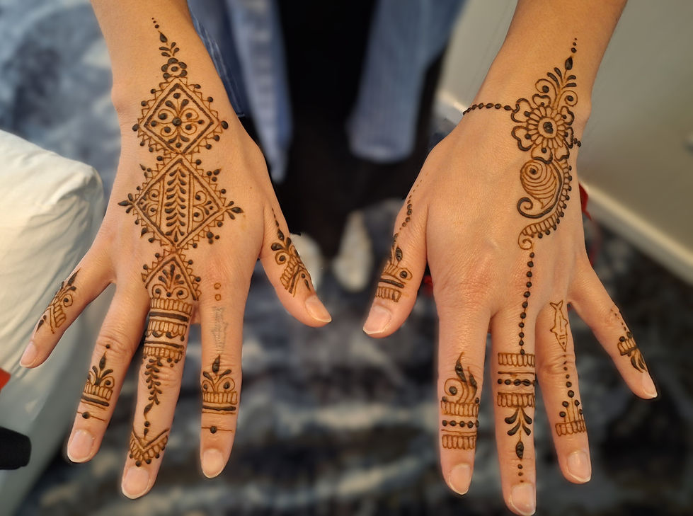 Guest & family mehndi, Kimpton Bem hotel, Budapest, Henna by Angelika