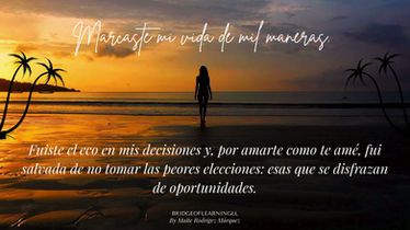 Mujer de espaldas en un puente de madera al atardecer, mirando la orilla del mar.