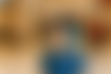 Niño con autismo usando audífonos de reducción de ruido en un centro comercial lleno de gente para manejar su sensibilidad auditiva.