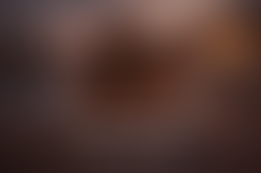 Mujer con cabello afro rizado con café y libros frente a un puente al atardecer con frase inspiradora.