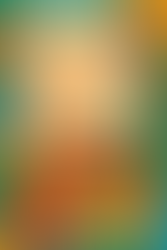 Familia hispana abrazandose por la importancia del idioma español