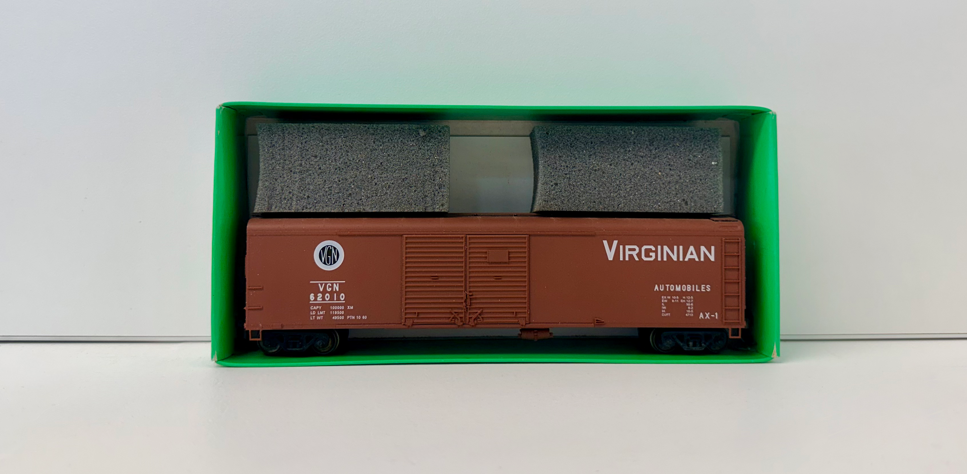 HO - Bowser #55410 50' Double Door Round Roof Box Car Virginian