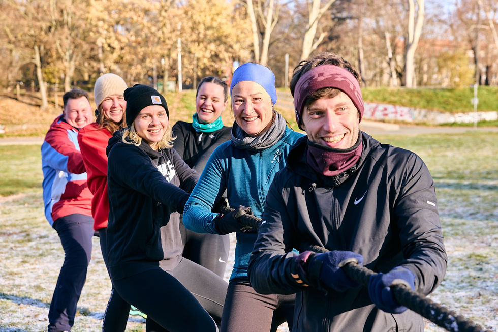 Gemeinsames Training mit dem Seil im Park