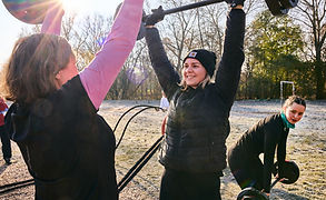 Training im Morgenlicht: Hanteln über Kopf bei Sonnenaufgang