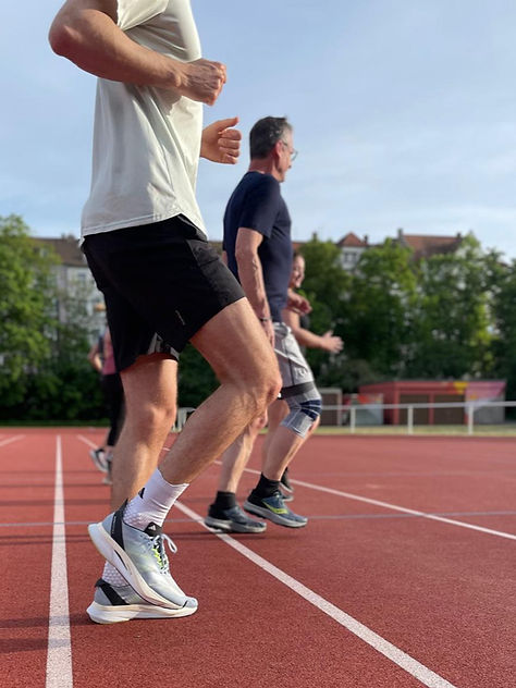 Gemeinsames Lauftraining auf der Bahn