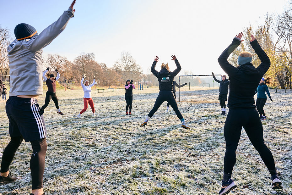 Die Gruppe von Nürnberg Athletics beim Training auf der Wiese an einem Wintermorgen
