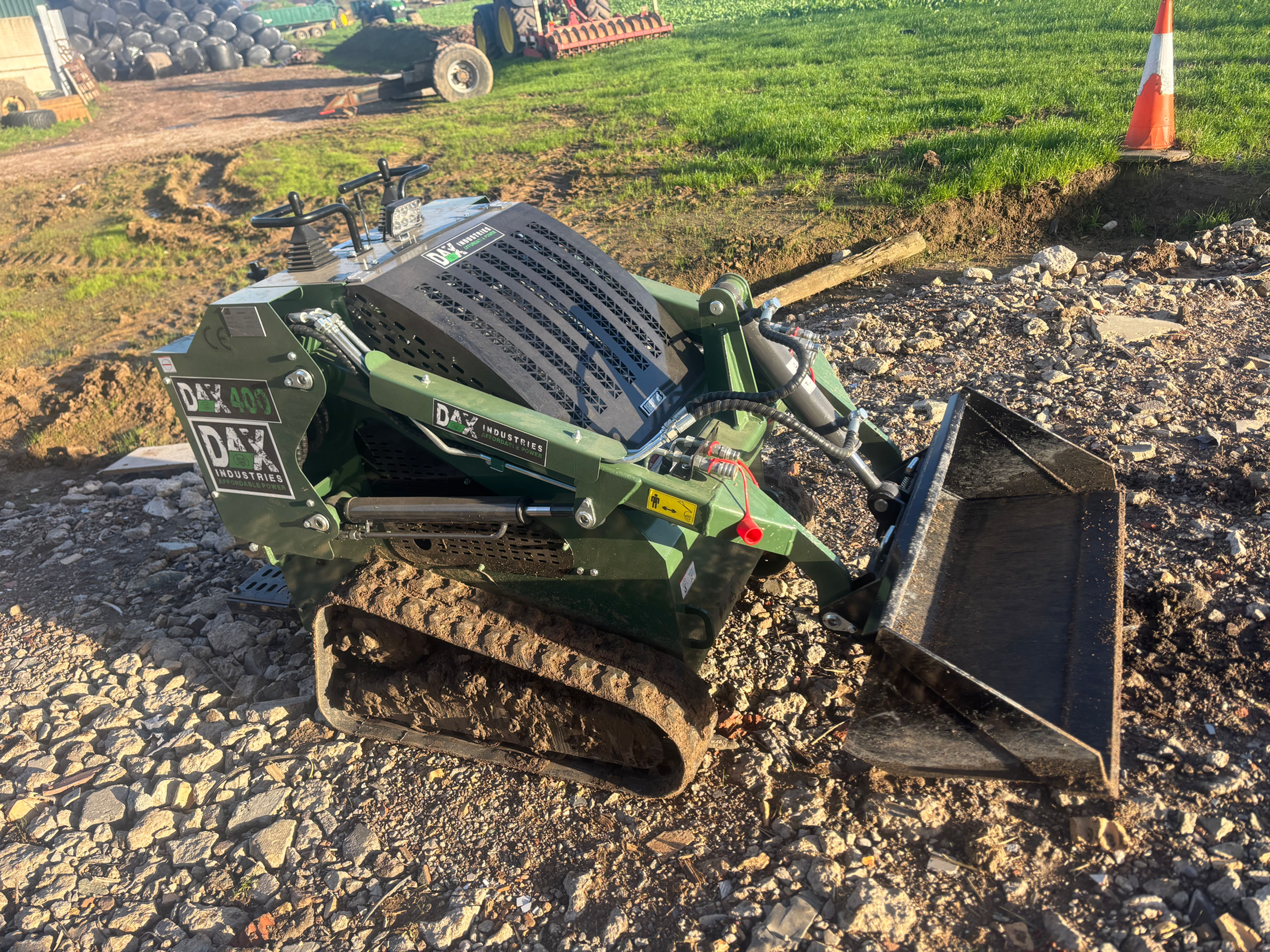 Dax Industries DAX 400 Skid Loader Mini Skid Steer vanguard v twin 23hp 300kg lift capacity side view with bucket