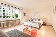 This Geneva-Get-Away brings us into the Jura mountains and the beautiful canton of Neuchâtel. Scenic views on the Creux du Van, the magnificient Grotte de Vallorbe, as well as the beautiful belle-epoque city of Neuchâtel are waiting for you.