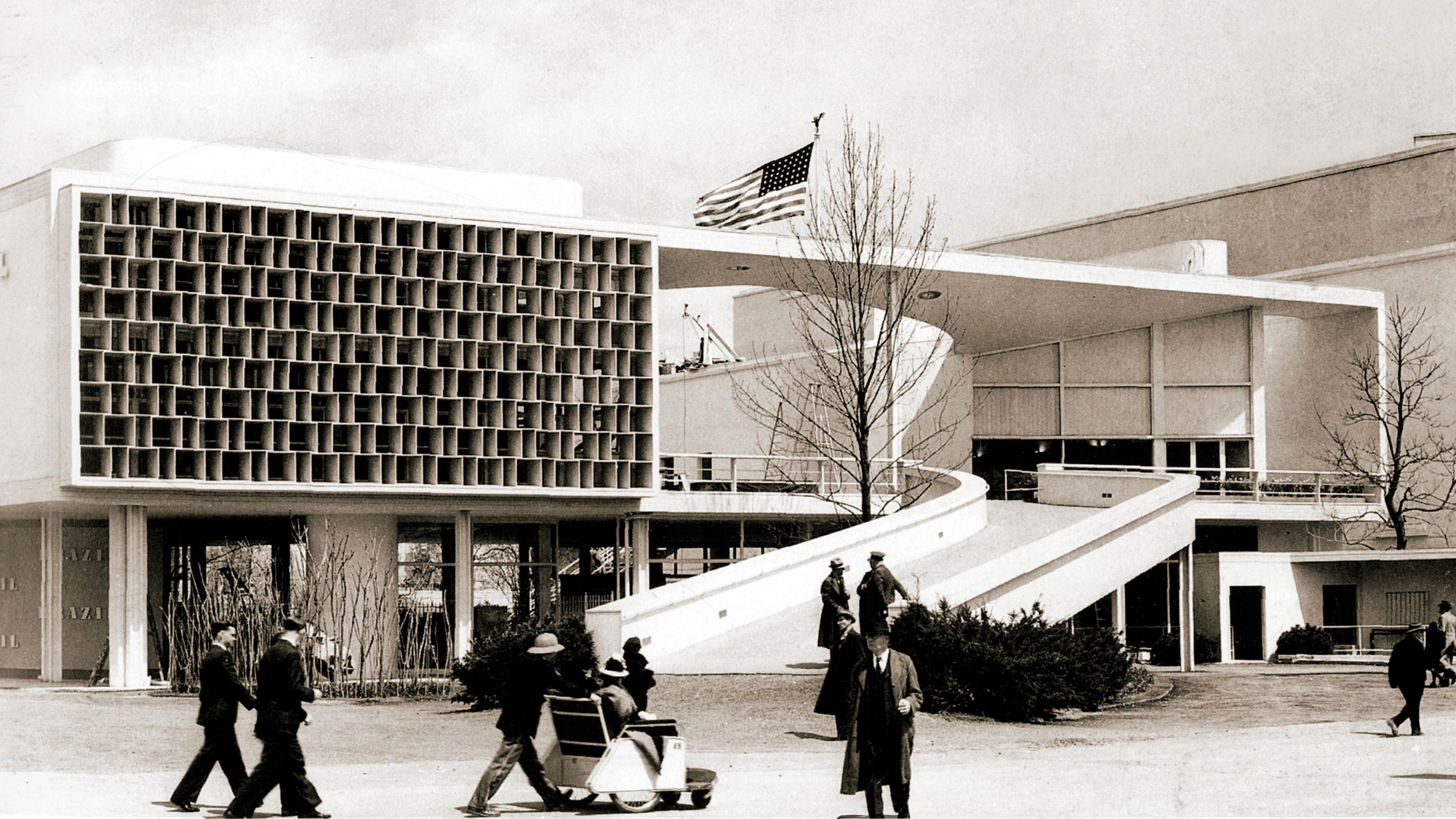 Pessoas andando em frente ao pavilhão brasileiro da New York World's Fair, em 1939.