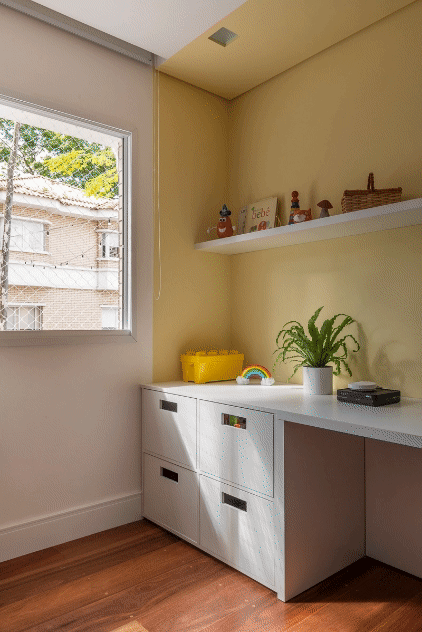 gavetas organizadoras em quarto infantil.