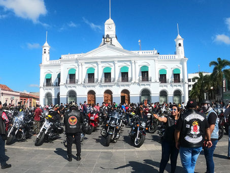 Celebran cientos de motociclistas su día