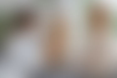 Tierärztin untersucht einen Hund gemeinsam mit der Halterin in einer Praxis. Die Untersuchung hilft dabei, mögliche gesundheitliche Ursachen für Verhaltensveränderungen beim Hund zu erkennen.