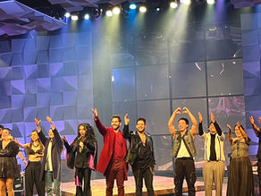 7 Veces Adiós recibe a Arap Bethke y Paloma Cordero en emotiva función de prensa