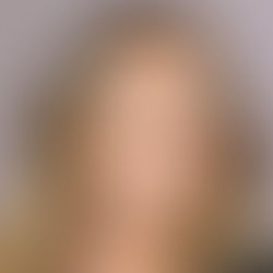 Mariah Carey subasta su chaqueta “Protect The Dolls” para apoyar a la comunidad trans