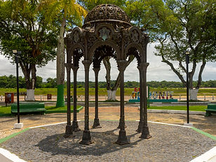 Chafariz histórico de ferro ornamentado na Praça Godofredo Bandeira, em Belmonte