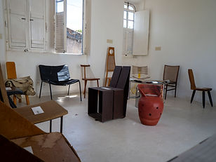 Exposição de cadeiras de diferentes formatos no Museu das Cadeiras em Belmonte