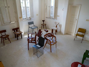 Exposição de cadeiras de diferentes formatos no Museu das Cadeiras em Belmonte