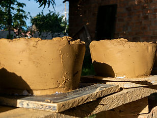 Peças de barro sendo moldadas artesanalmente em Belmonte