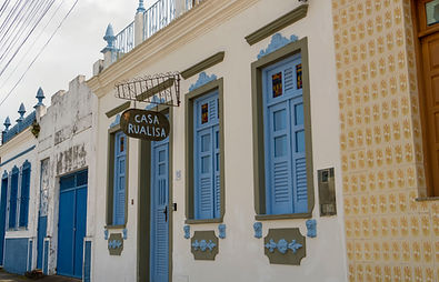 Fachada da Casa Rualisa com portas azuis e detalhes decorativos no Centro Histórico de Bel