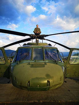 Volar un helicóptero Black Hawk no distingue el género