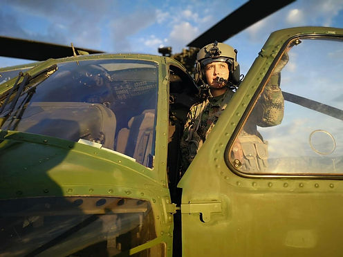 Volar un helicóptero Black Hawk no distingue el género