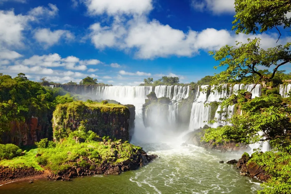 cataratas-del-iguazu-circuito-inferior.webp