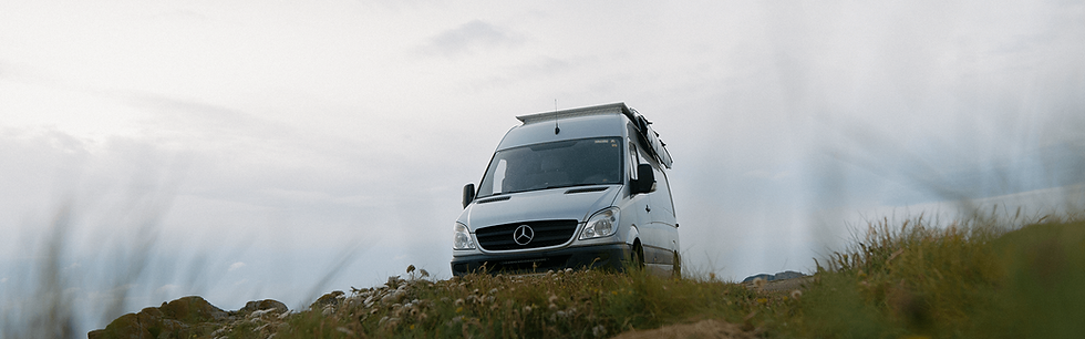 Mercedes Sprinter Camper Ausbau von XYLOVANS in alpiner Berglandschaft