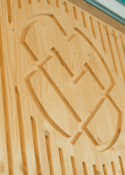 CNC-gefrästes XYLOVANS Logo in Holz – Markenzeichen der Manufaktur Peuerbach