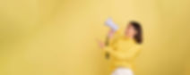 giovane-donna-in-maglione-giallo-caldo-con-altoparlante-megafono-che-urla-a-sinistra-punta